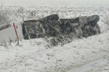 PREVRNUO SE AUTOBUS SA ODBOJKAŠICAMA! Mještani izvlačili djevojke! /foto/