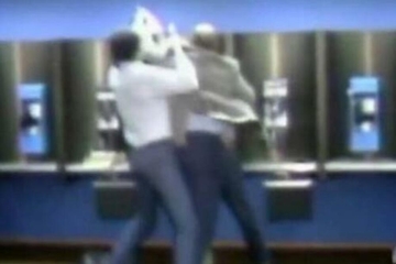 UBISTVO KAKVO SE NE ZABORAVLJA /VIDEO/: Silovatelja svog SINA (11) USMRTIO je PRED TV EKRANIMA