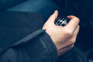 Pet najčešćih grešaka koje prave vozači kada mijenjaju brzine