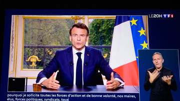 Makron se obraća naciji, dok građani lupaju u šerpe u Parizu: Imamo rok 100 dana (VIDEO)