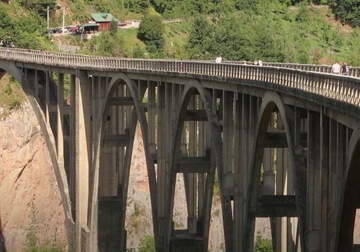 TRAGEDIJA Radnik poginuo dok je pokušavao da pomogne turistkinji na ziplajnu