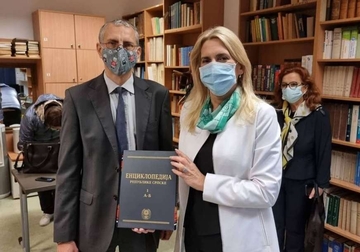 “Vjerujem da će pomoći zainteresovanim za naše prostore” Cvijanovićeva poklonila Univerzitetu u Varšavi enciklopediju Srpske