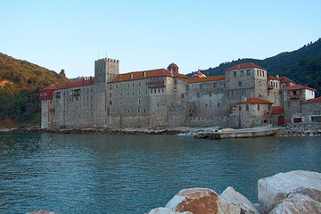 Drama na Svetoj Gori: Policija nadire, monasi se zabarikadirali i prijete da će se žrtvovati (VIDEO)