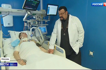 Stiven Sigal posjetio žrtve terorističkog napada u Moskvi