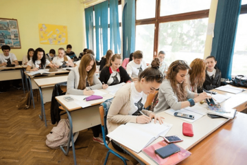 Srednjoškolci i studenti ponovo u klupama