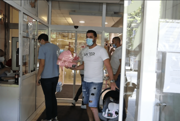 Korpa za bebu i ruke pune medvjedića: Marko Miljković došao u bolnicu po Lunu i Miu