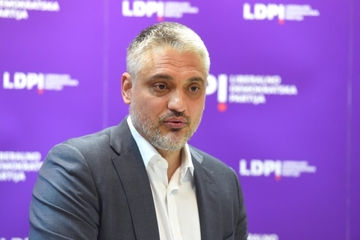 Čedomiru Jovanoviću razbili automobil