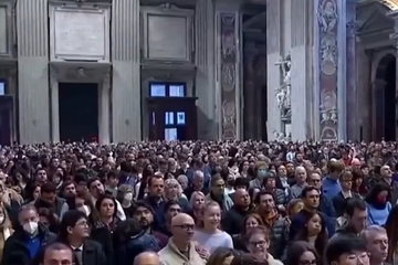 Hiljade odaju počast pokojnom papi Benediktu (VIDEO)