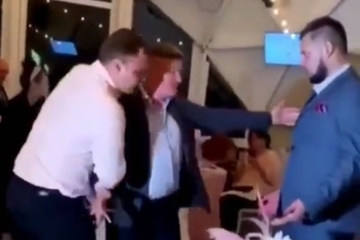 Mladence gađao tortom, mladoženja ga nokautirao (VIDEO)