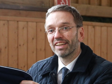 Ko je novi austrijski lider: Spremio potjernice i izdominirao na izborima