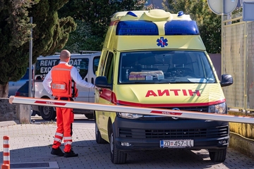 Ostavila djecu u autu na suncu pa napala hitnu i policiju