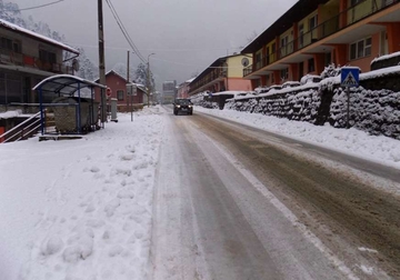 Snijeg izazvao probleme, veći broj puteva neprohodan