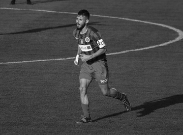 JOŠ JEDNA TRAGEDIJA MEĐU SPORTISTIMA Fudbaler kolabirao na utakmici i preminuo! 