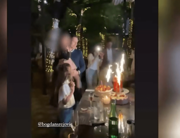 DETALJI GALA ROĐENDANSKE ŽURKE Cecin dečko duva svjećice sa kćerkom, na torti vatromet