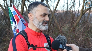 POSLUŠAJTE NA ŠTA JE ENVER KOJI JE PJEŠICE KRENUO NA HADŽDŽ NAIŠAO U HRVATSKOJ I SRBIJI