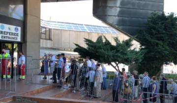 REVAKCINACIJA U SARAJEVU Stariji građani pred Zetrom kako bi završili proces imunizacije