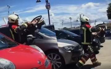 Akcija spasavanja bebe: Roditelji otišli da šetaju, dijete ostavili u autu /VIDEO/