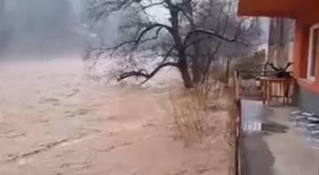 Stravične scene u BiH: Voda prodrla do kuća, kiša i snijeg otežavaju posao spasiocima