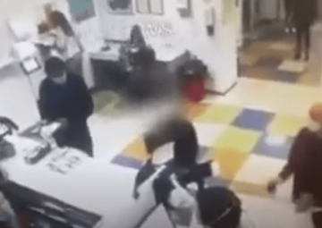 Žena se SKINULA u pošti i umjesto maske na glavu stavila GAĆICE (VIDEO)