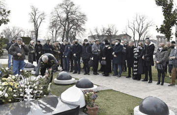 POMEN ŠABANU ŠAULIĆU Porodica i kolege nijemi od bola, Zorica Brunclik neutješno plače