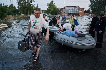 Više od hiljadu ljudi evakuisano nakon urušavanja Kahovke, iscurile tone nafte (FOTO)