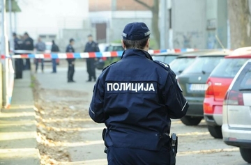 Stajao sa pištoljem u jednoj ruci i bombom u drugoj i prijetio da će se raznijeti