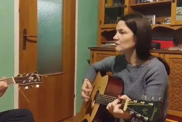 Pogledajte kako popularna političarka Jelena Trivić svira gitaru /VIDEO/