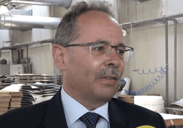 "BiH je zemlja puna potencijala" Švajcarski ambasador posjetio prnjavorsku fabriku namještaja "Standard"