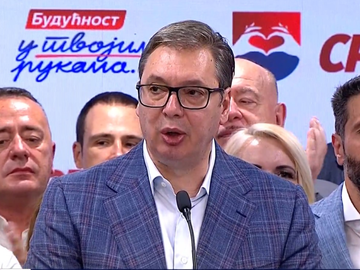 Vučić se oglasio iz štaba SNS: "Sada umjesto 54 mandata, imamo 64"