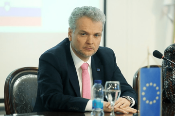 DONACIJA EU Satler uručuje medicinsku opremu Institutu za javno zdravstvo