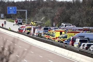 Tragedija u Njemačkoj: Prevrnuo se autobus na auto-putu, ima mrtvih (FOTO)