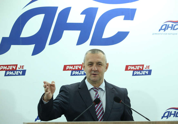 "Građani se žale da su na UKC RS zloupotrebljeni njihovi lični podaci" Iz DNS poručili da je SNSD spreman na sve da ostane na vlasti