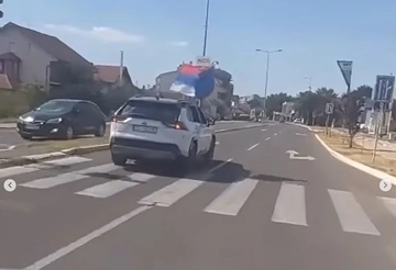 SVE NORMALNO, U REGIONU POSTANE VIJEST /VIDEO/ Hrvat iz Zagreba predvodio svatove u Kraljevu sa srpskom zastavom na autu!