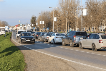 VOZAČI, STRPLJENJE Gužva na graničnom prelazu Zupci