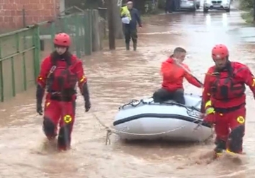 Heroji bez plašta: Pripadnici Civilne zaštite spasli bebu iz poplavljene kuće (VIDEO)