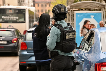 Policija pronašla više od kilogram kokaina, oružje i novac, plijene se i automobili
