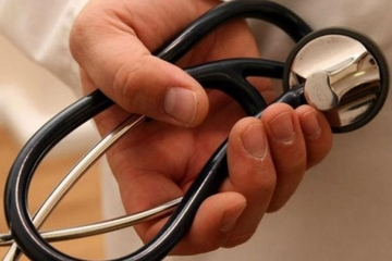 Ljekaru Hitne pomoći glavom razbio arkadu, pa ga davio