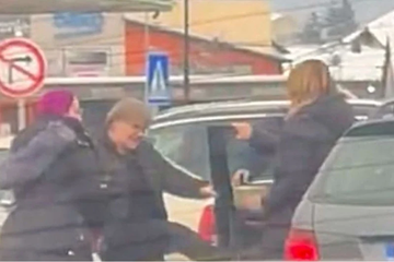 Bihać: Fizički sukob žena doveo do zastoja u saobraćaju, drugi vozači spriječili  (VIDEO)
