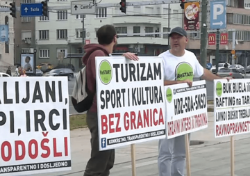 TRAŽE OTVARANJE GRANICA Protest turističkih radnika u Sarajevu