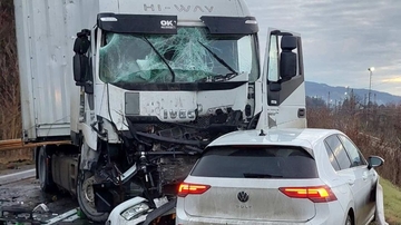 Saobraćaj obustavljen kod Žepča: Sudarila se dva kamiona i automobil
