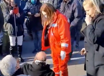 INCIDENT NA DEMONSTRACIJAMA  Vozač pokušao da prođe kroz masu /VIDEO/