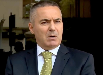 Đukanovićev savjetnik IZA REŠETAKA: Veljović zbog napada na policiju ostaje u pritvoru