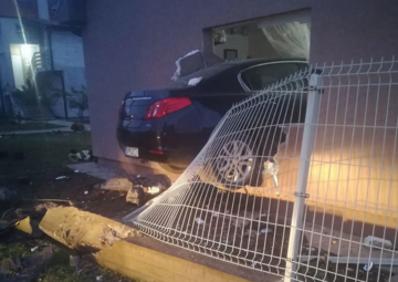 Automobil visi na zidu, dio kuće demoliran: Vozač punom brzinom ljudima uletio PRAVO U TRPEZARIJU