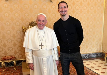Zlatan Ibrahimović poklonio papi Franji dres Milana i svoju novu knjigu