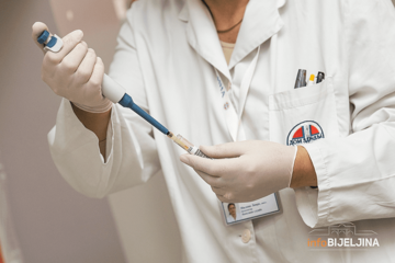 Prijavljena tri smrtna slučaja, još 64 osobe oboljele u RS