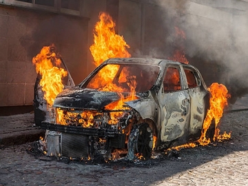 Policajcu u Bileći zapaljen auto
