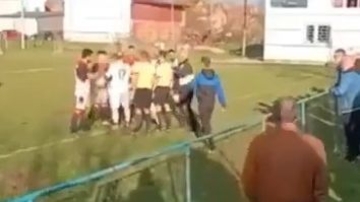 Navijač u Srbiji na teren upao sa satarom