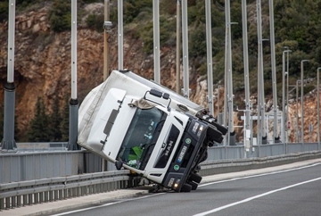 Snažna bura u Dubrovniku odgurala kamion na ogradu mosta