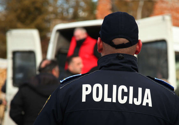 U nesreći povrijeđeni otac i maloljetni sin, automobil završio na krovu