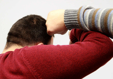 SIJEVALE PESNICE NA PUMPI Napio se, pa radniku slomio jagodičnu kost